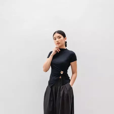 AIJO | Lyra Turtle Neck Atasan Wanita Lengan Pendek Kekinian Rib Rivera Mahogany Maroon