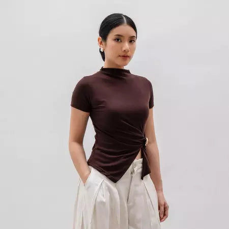 AIJO | Lyra Turtle Neck Atasan Wanita Lengan Pendek Kekinian Rib Rivera Mahogany Maroon